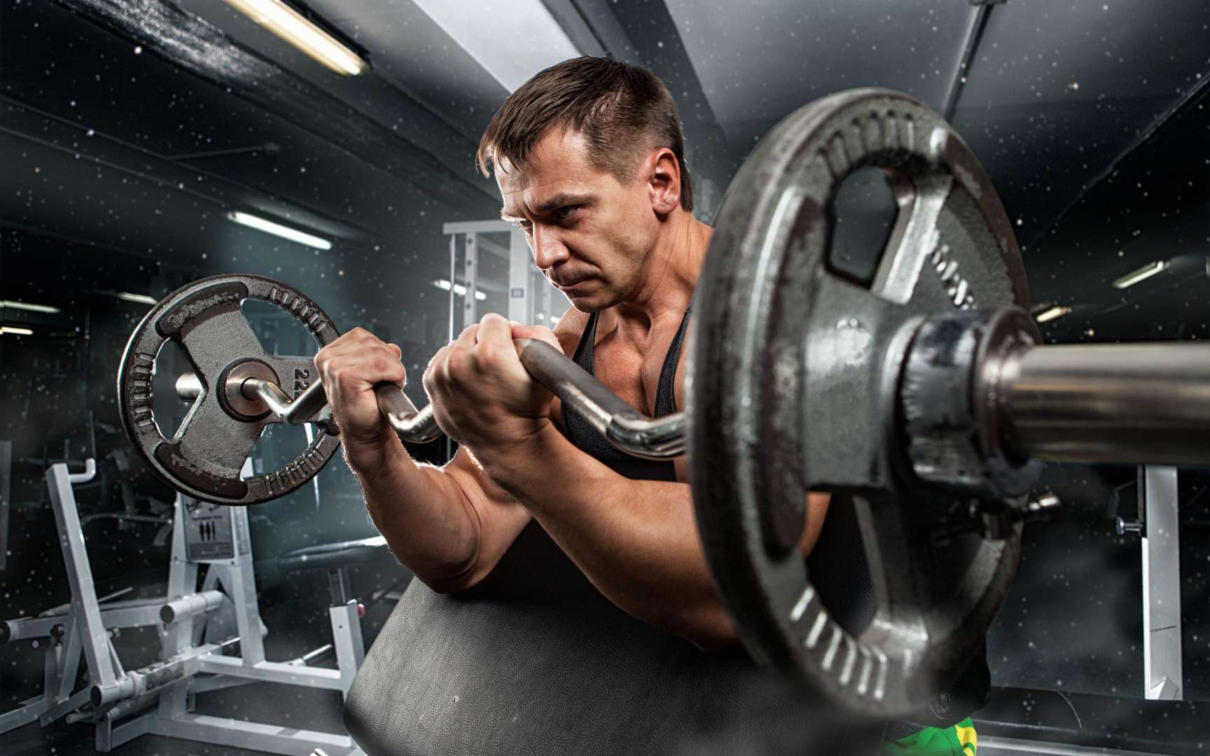 Muscle trainer. Фитнес мужчины. Бицепс на скамье Скотта. Бицепс мужчины. Подъем на бицепс на скамье Скотта.