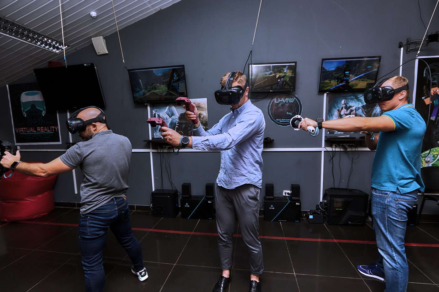 Клуб игровой реальности. Комната виртуальной реальности. Центр виртуальной реальности. Парк аттракционов виртуальной реальности. Виртуальная реальность в парке.
