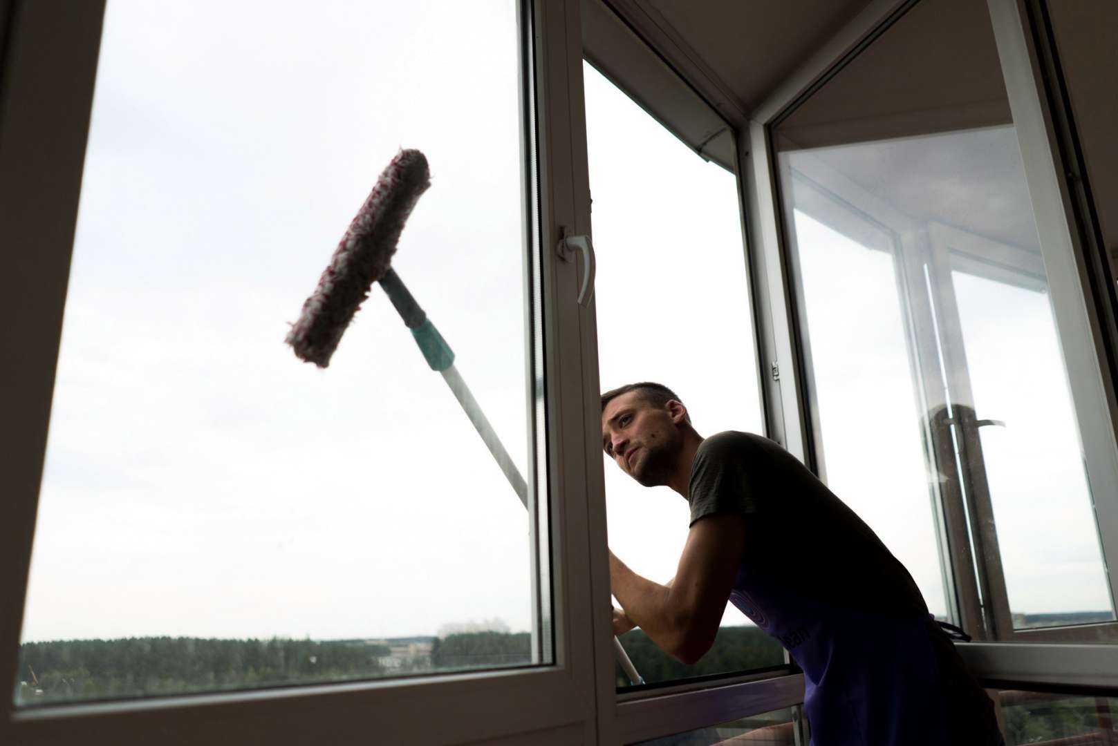 Как помыть высокие окна на балконе
